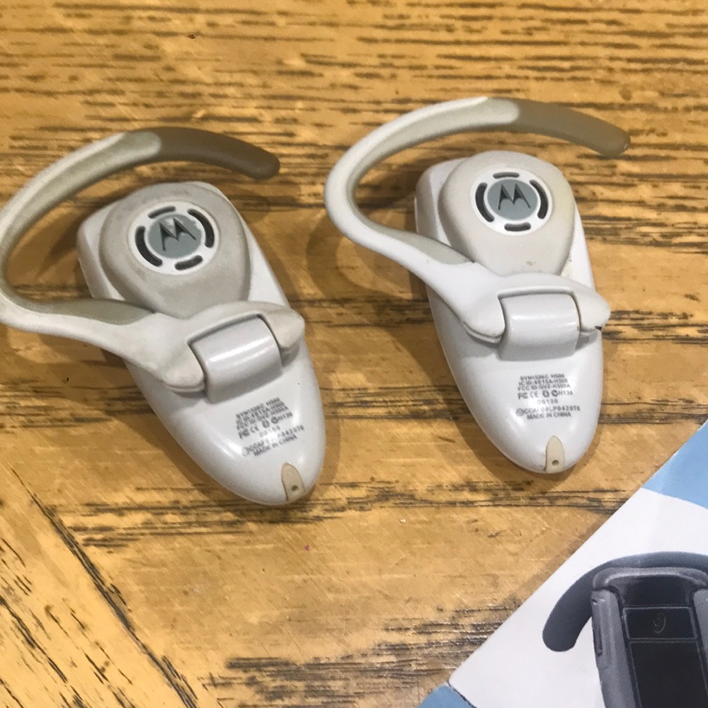 Two Bluetooth headset - Picture 3 of 5